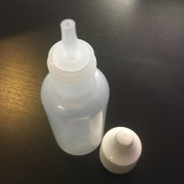 sKweEZIe Applicator Bottle BOSTON ROUND 1/2 oz empty bottle, plug and cap